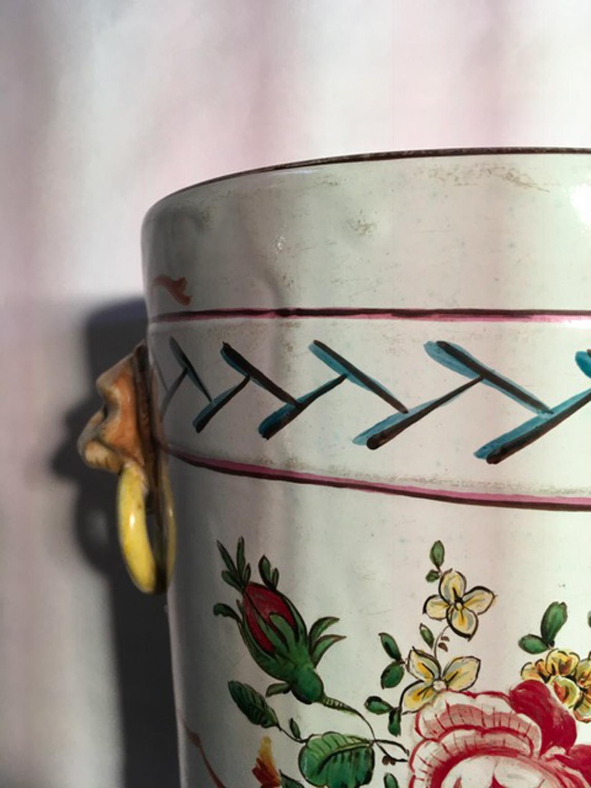 France Fin du 19ème siècle Paire de pots à cachet en poterie avec fleurs et têtes de lions en vente 2