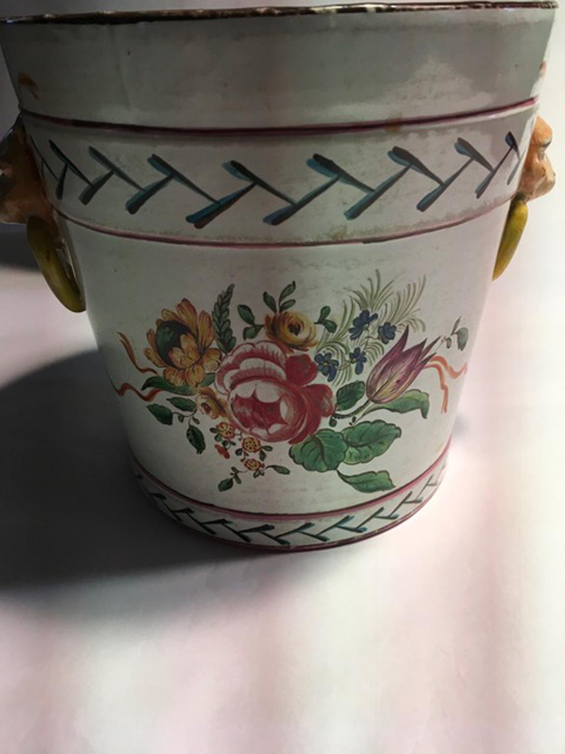 France Fin du 19ème siècle Paire de pots à cachet en poterie avec fleurs et têtes de lions en vente 3