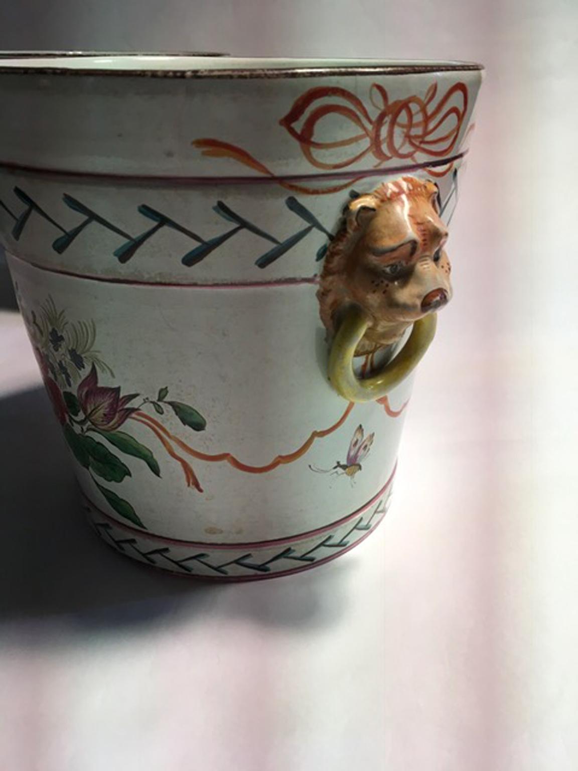 France Fin du 19ème siècle Paire de pots à cachet en poterie avec fleurs et têtes de lions en vente 4