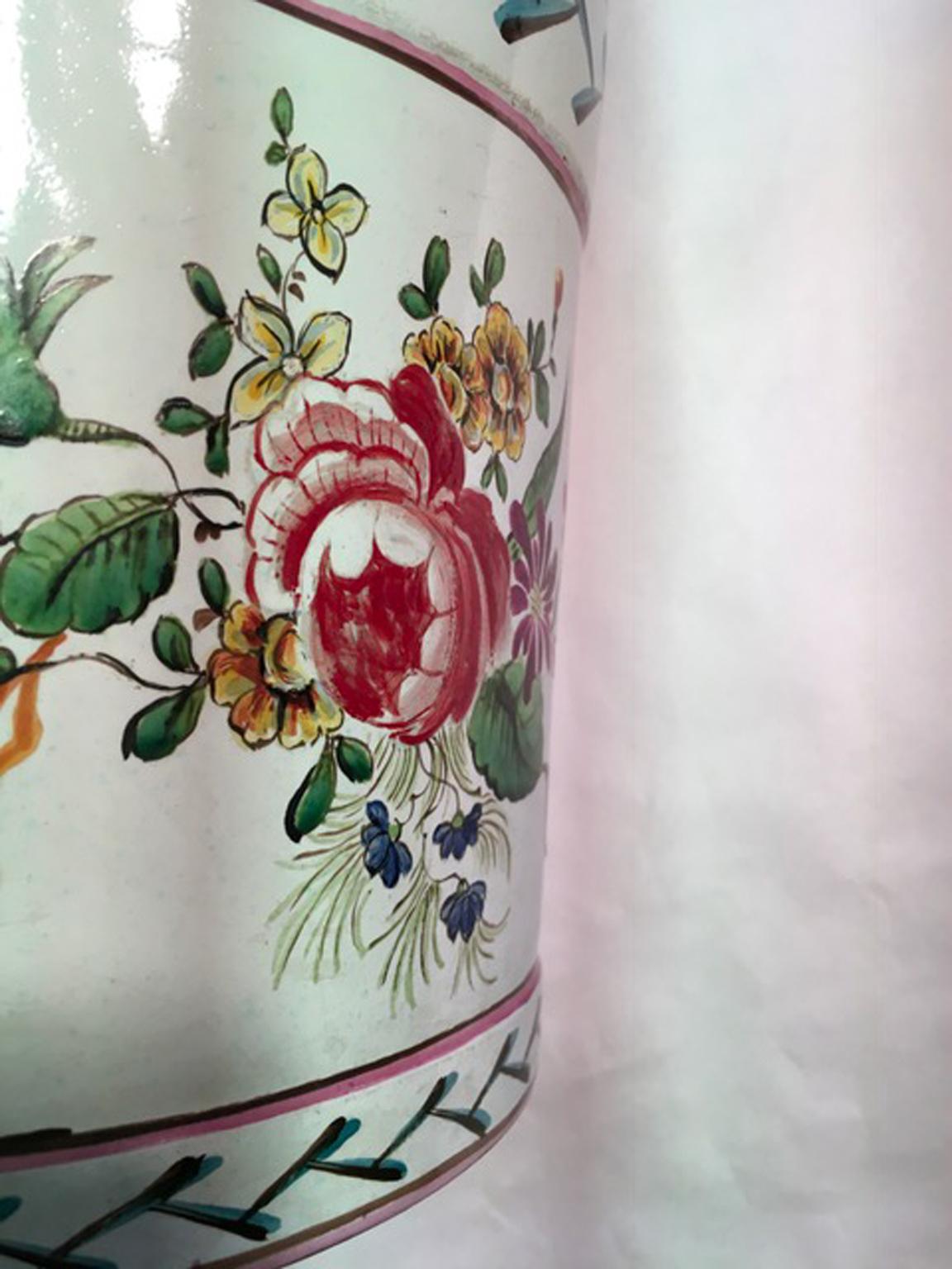 France Fin du 19ème siècle Paire de pots à cachet en poterie avec fleurs et têtes de lions en vente 5
