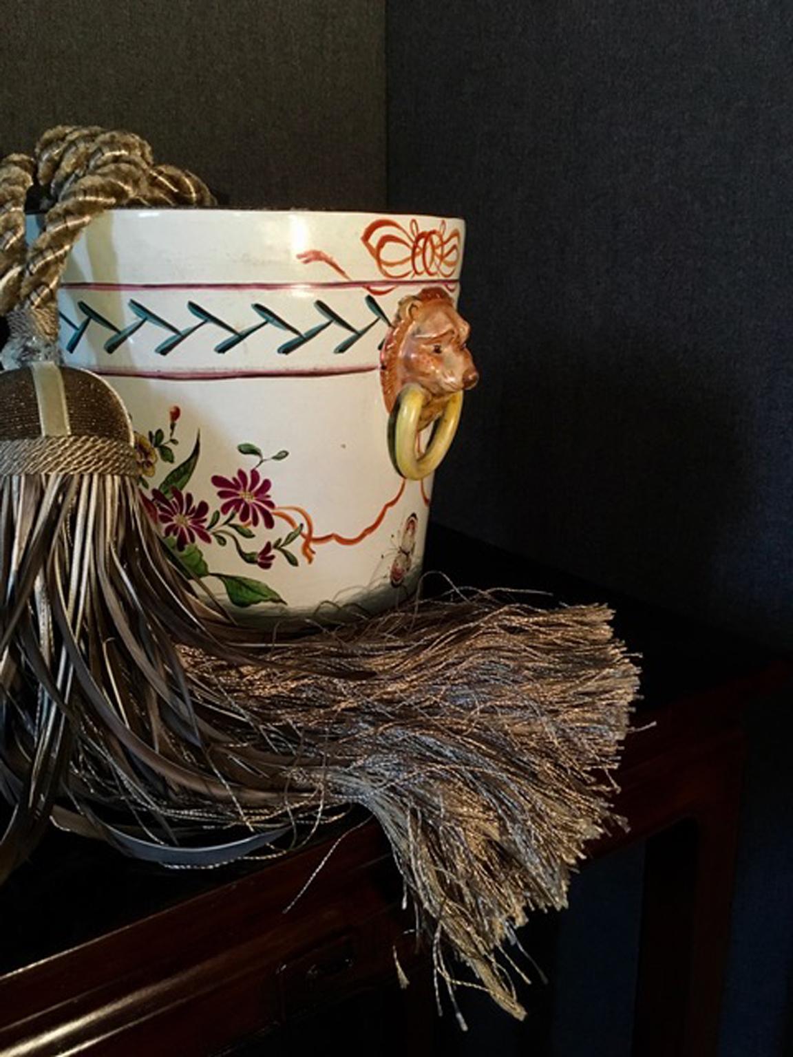 France Fin du 19ème siècle Paire de pots à cachet en poterie avec fleurs et têtes de lions en vente 11