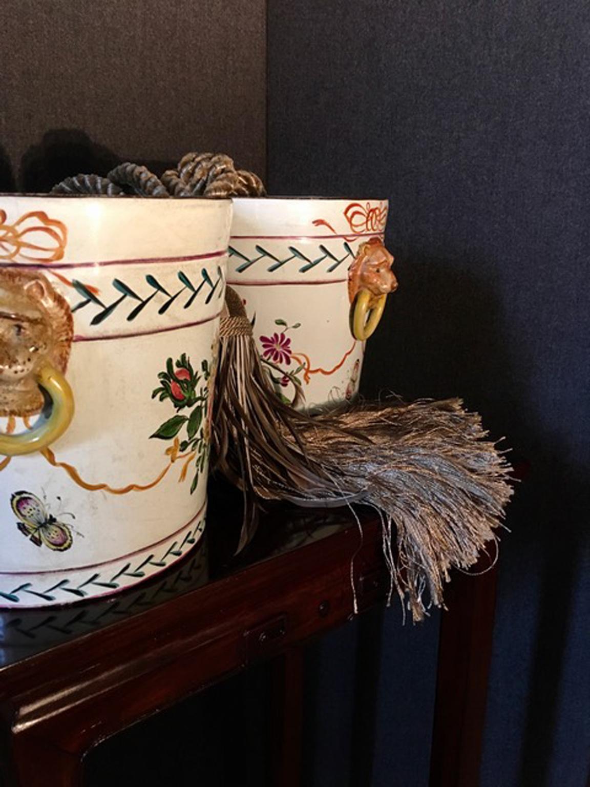 France Fin du 19ème siècle Paire de pots à cachet en poterie avec fleurs et têtes de lions en vente 12