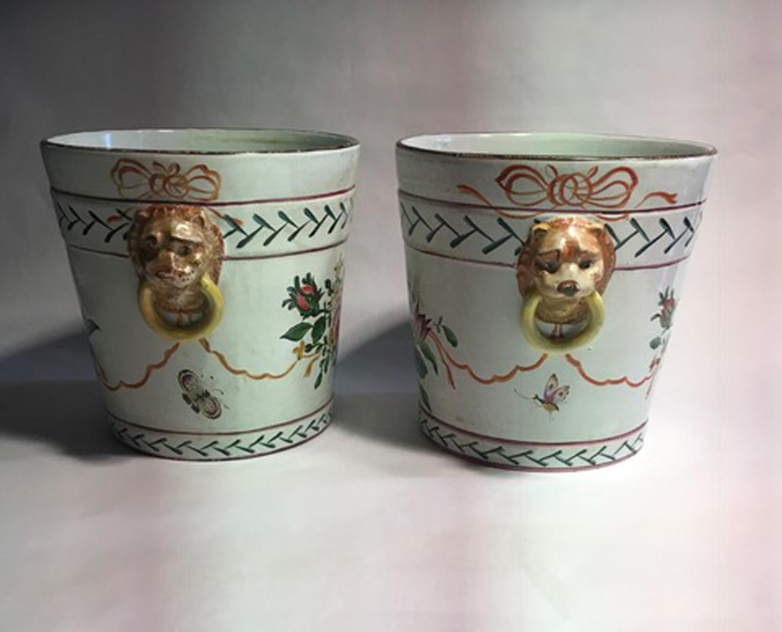 Baroque France Fin du 19ème siècle Paire de pots à cachet en poterie avec fleurs et têtes de lions en vente