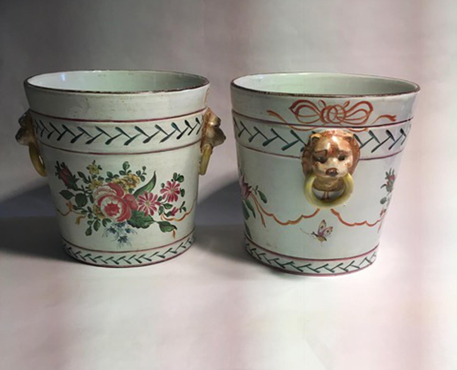 Français France Fin du 19ème siècle Paire de pots à cachet en poterie avec fleurs et têtes de lions en vente