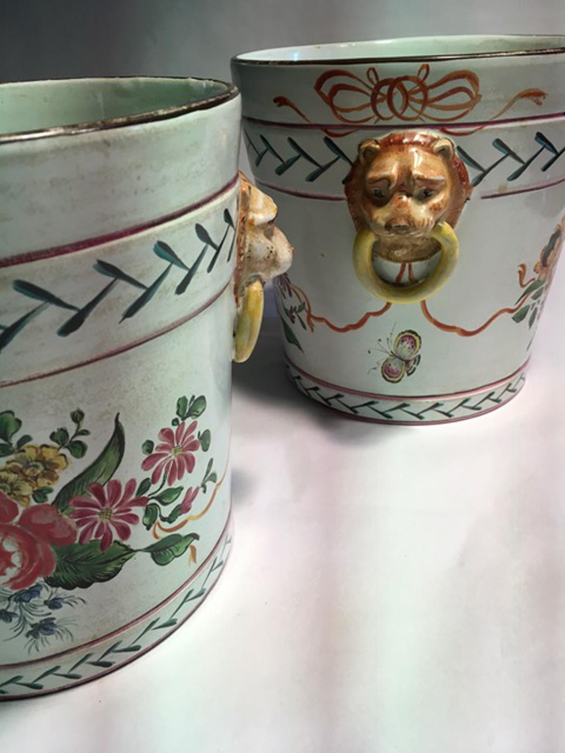 Poteries France Fin du 19ème siècle Paire de pots à cachet en poterie avec fleurs et têtes de lions en vente