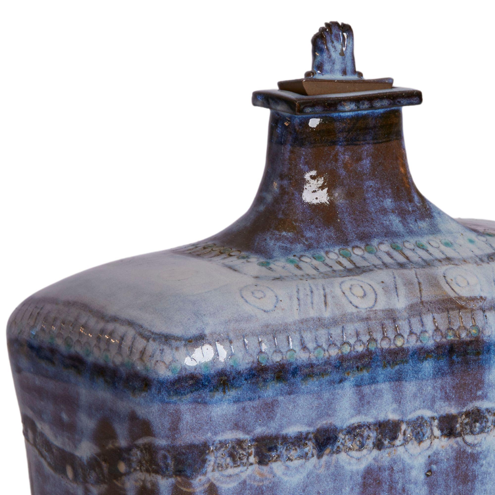 Vase à couvercle unique en céramique de grande taille signé Les Dalo