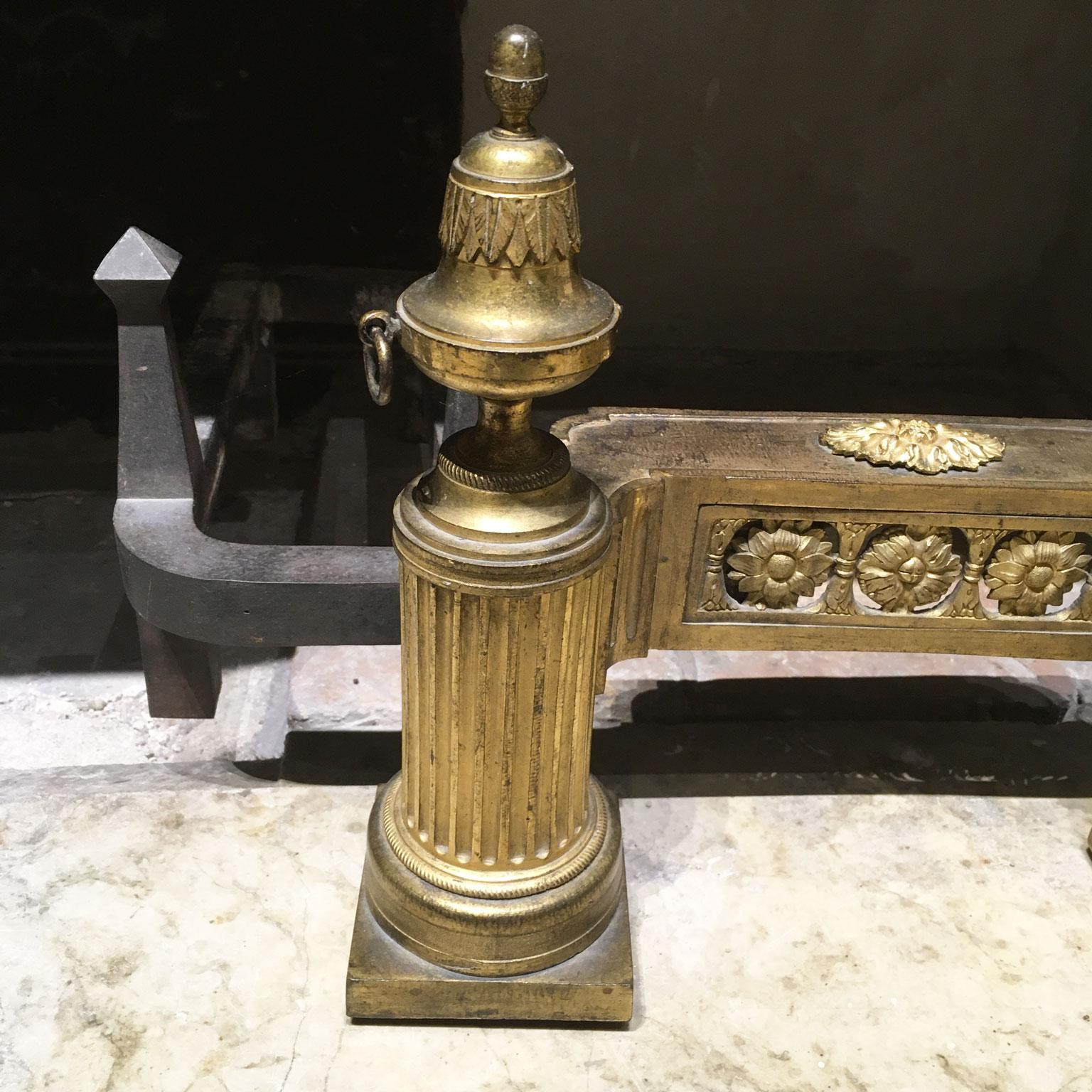 France, milieu du XVIIIe siècle Paire de chenets néoclassiques en bronze et en fer en vente 3