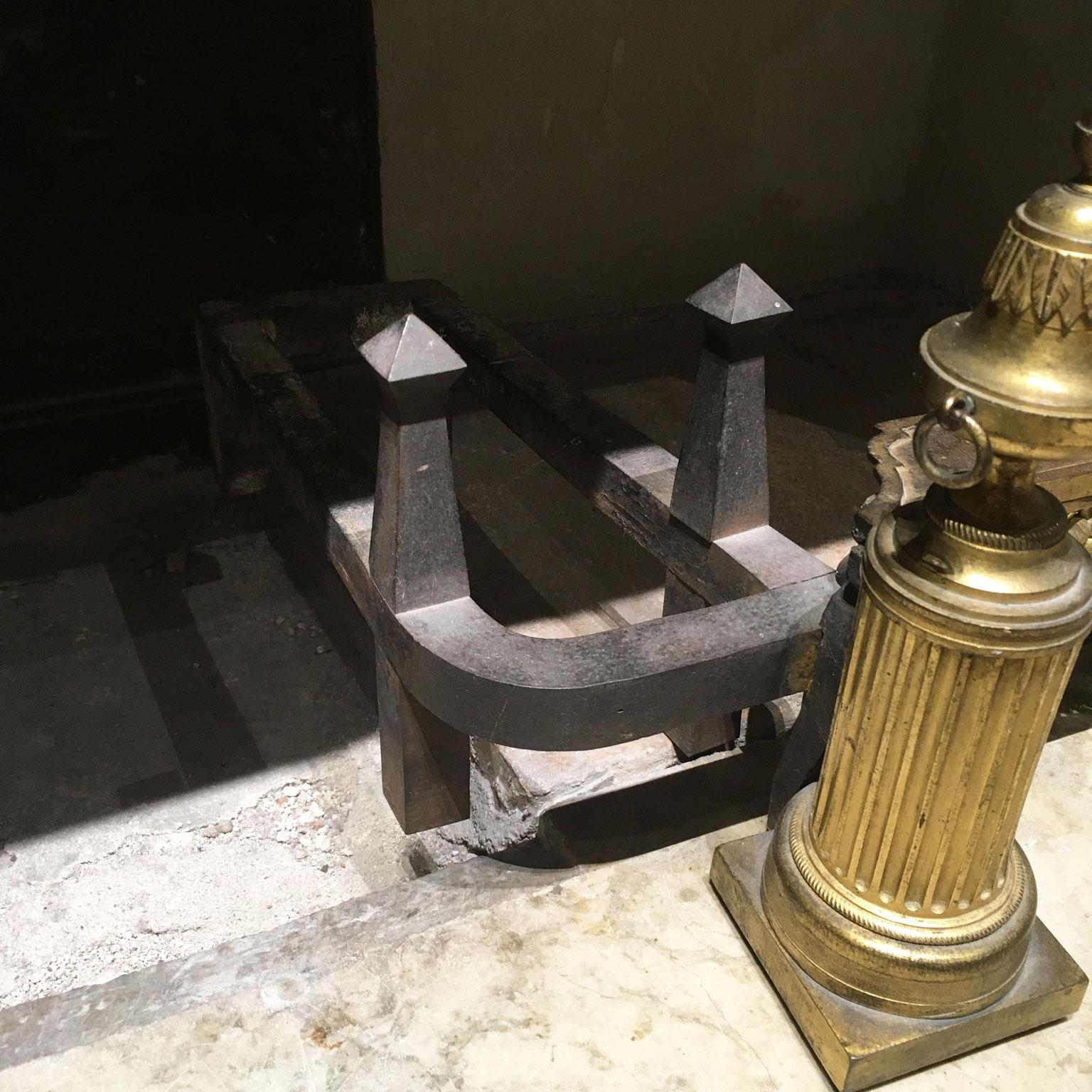 France, milieu du XVIIIe siècle Paire de chenets néoclassiques en bronze et en fer en vente 4