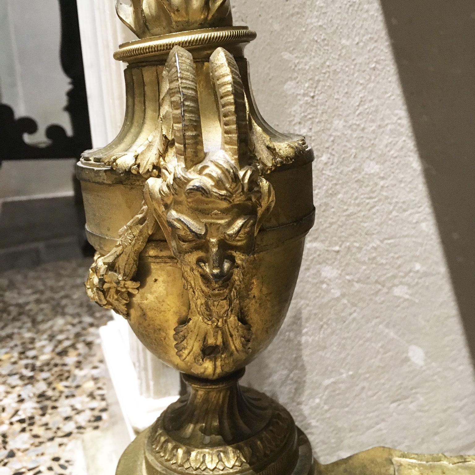 France, milieu du XVIIIe siècle Paire de chenets néoclassiques en bronze et en fer en vente 5