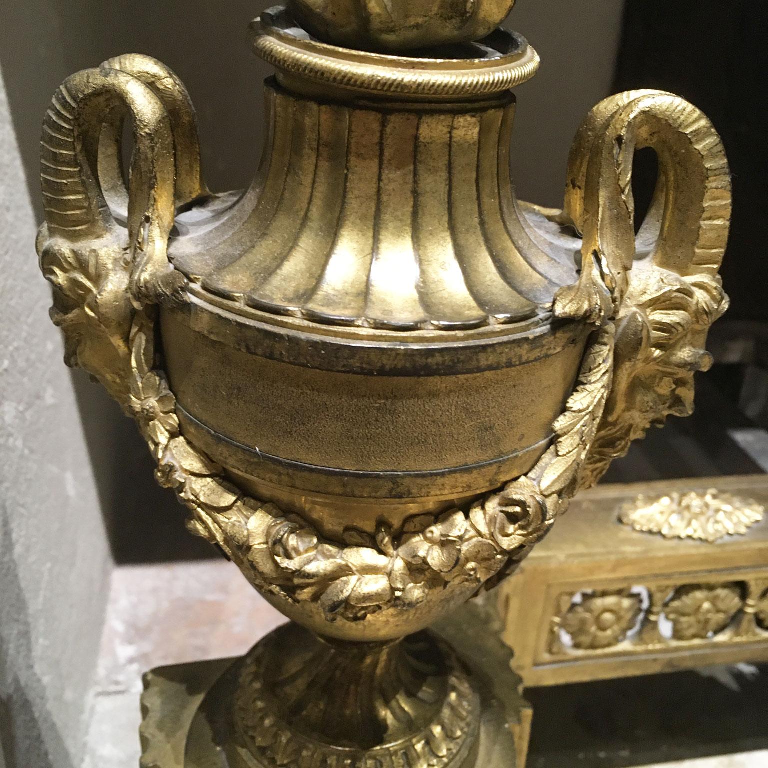 France, milieu du XVIIIe siècle Paire de chenets néoclassiques en bronze et en fer en vente 6
