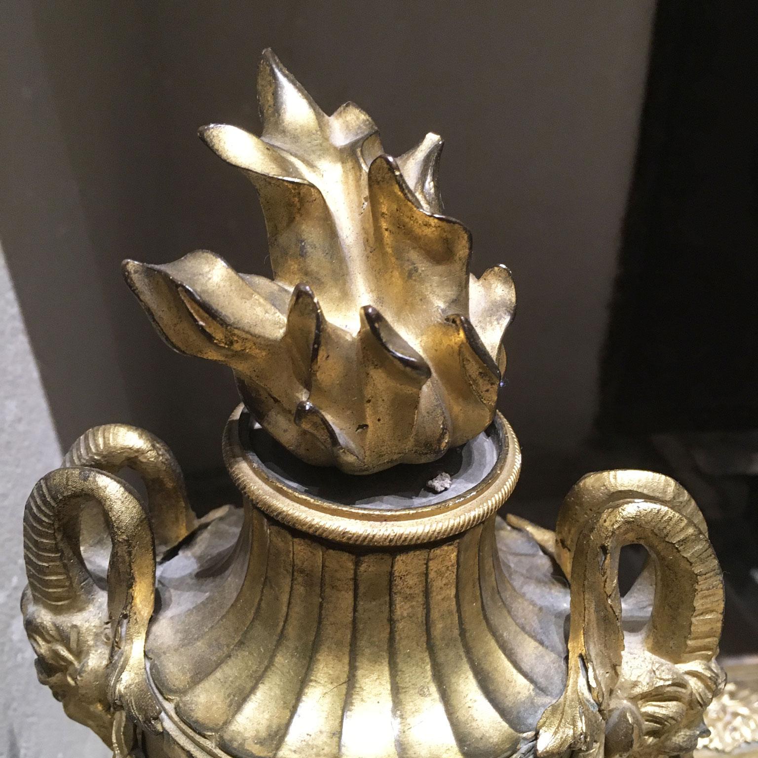 France, milieu du XVIIIe siècle Paire de chenets néoclassiques en bronze et en fer en vente 7