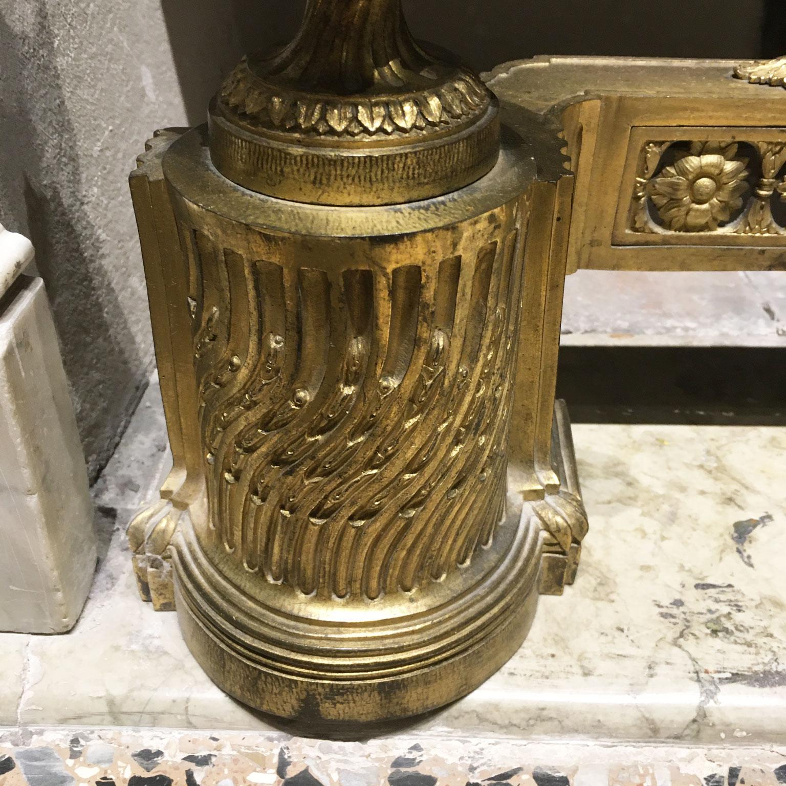 France, milieu du XVIIIe siècle Paire de chenets néoclassiques en bronze et en fer en vente 9