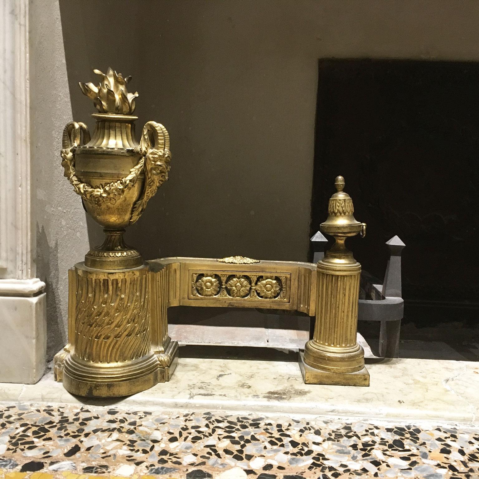 Français France, milieu du XVIIIe siècle Paire de chenets néoclassiques en bronze et en fer en vente
