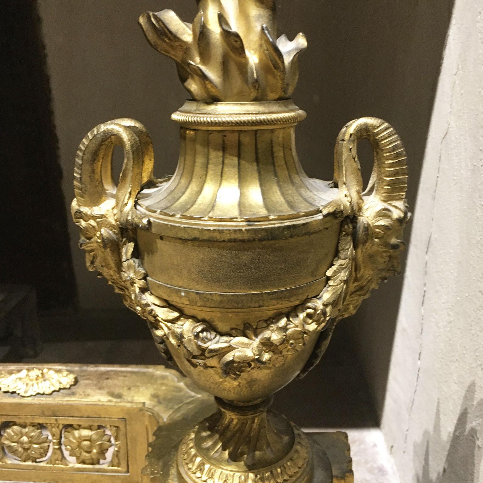 France, milieu du XVIIIe siècle Paire de chenets néoclassiques en bronze et en fer Bon état - En vente à Brescia, IT