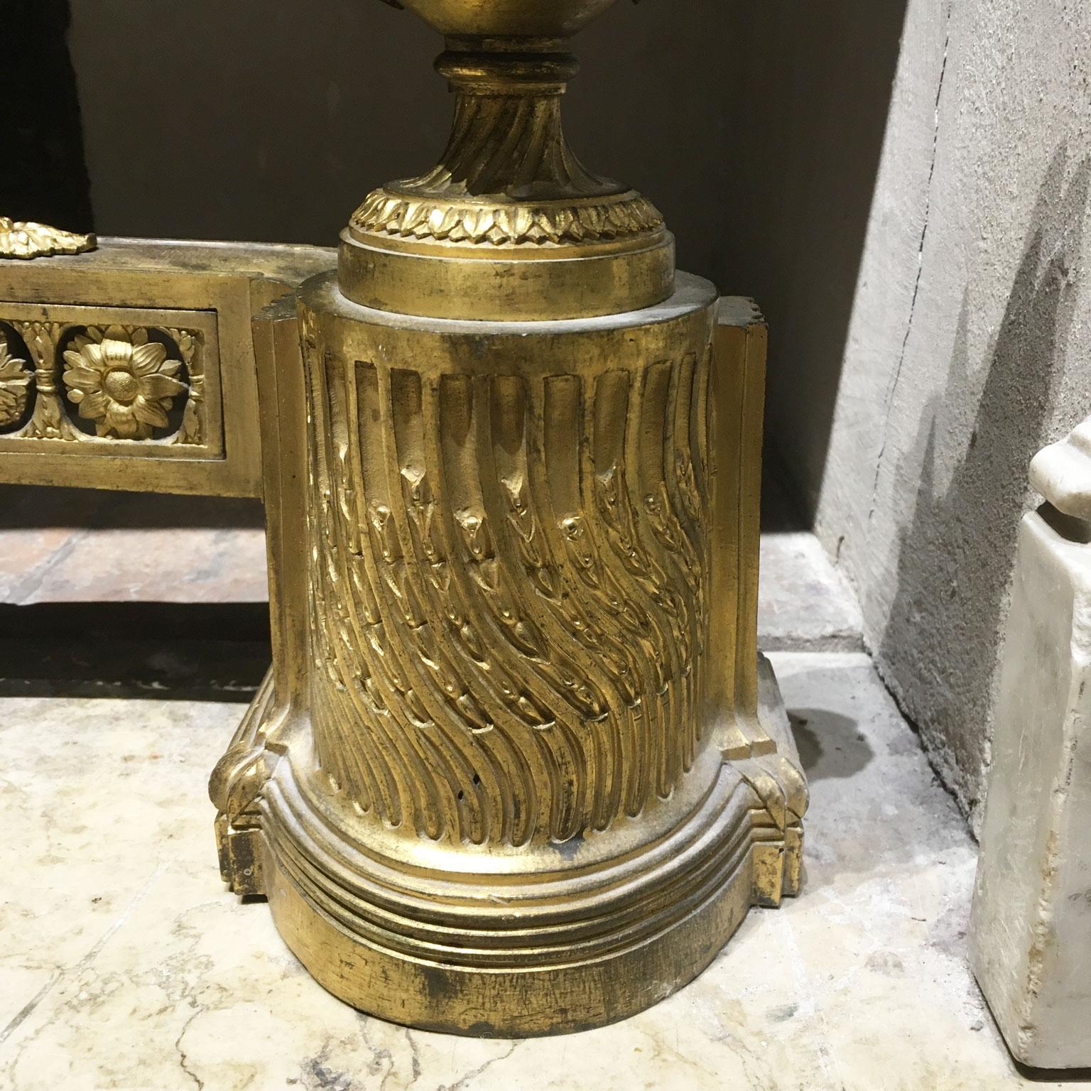 Laiton France, milieu du XVIIIe siècle Paire de chenets néoclassiques en bronze et en fer en vente