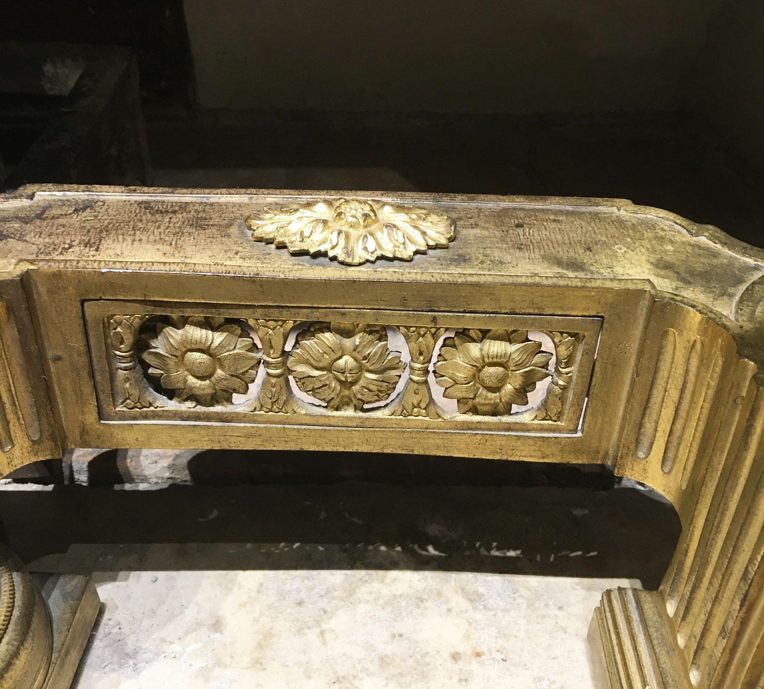 France, milieu du XVIIIe siècle Paire de chenets néoclassiques en bronze et en fer en vente 1
