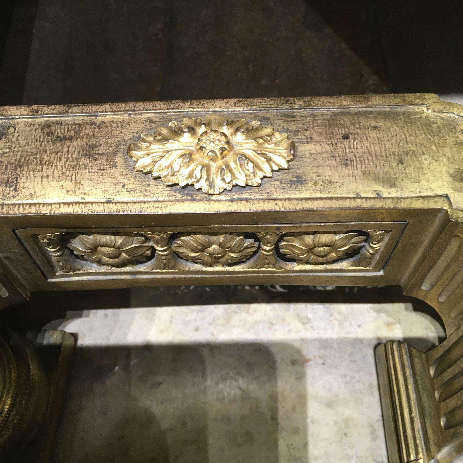 France, milieu du XVIIIe siècle Paire de chenets néoclassiques en bronze et en fer en vente 2