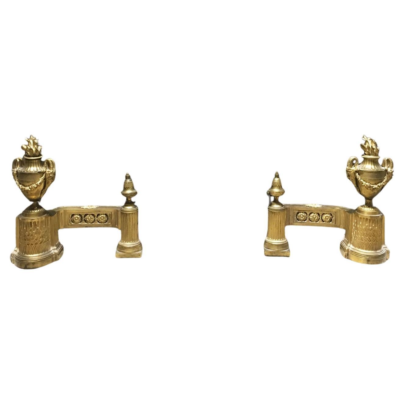 France, milieu du XVIIIe siècle Paire de chenets néoclassiques en bronze et en fer