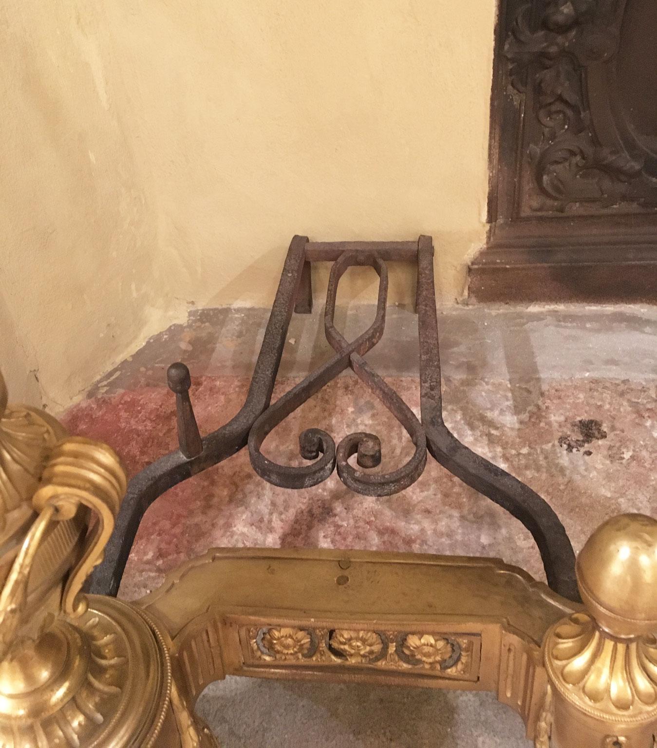 France, milieu du XVIIIe siècle Paire de chenets néoclassiques en bronze doré et en fer en vente 3