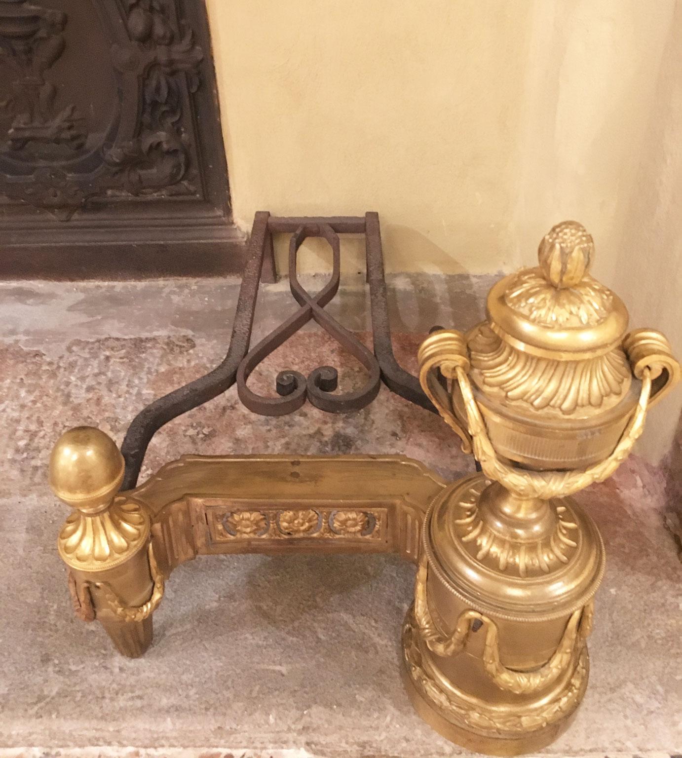 France, milieu du XVIIIe siècle Paire de chenets néoclassiques en bronze doré et en fer en vente 4