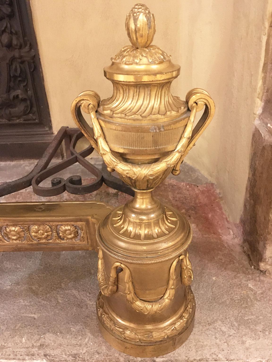 France, milieu du XVIIIe siècle Paire de chenets néoclassiques en bronze doré et en fer en vente 6