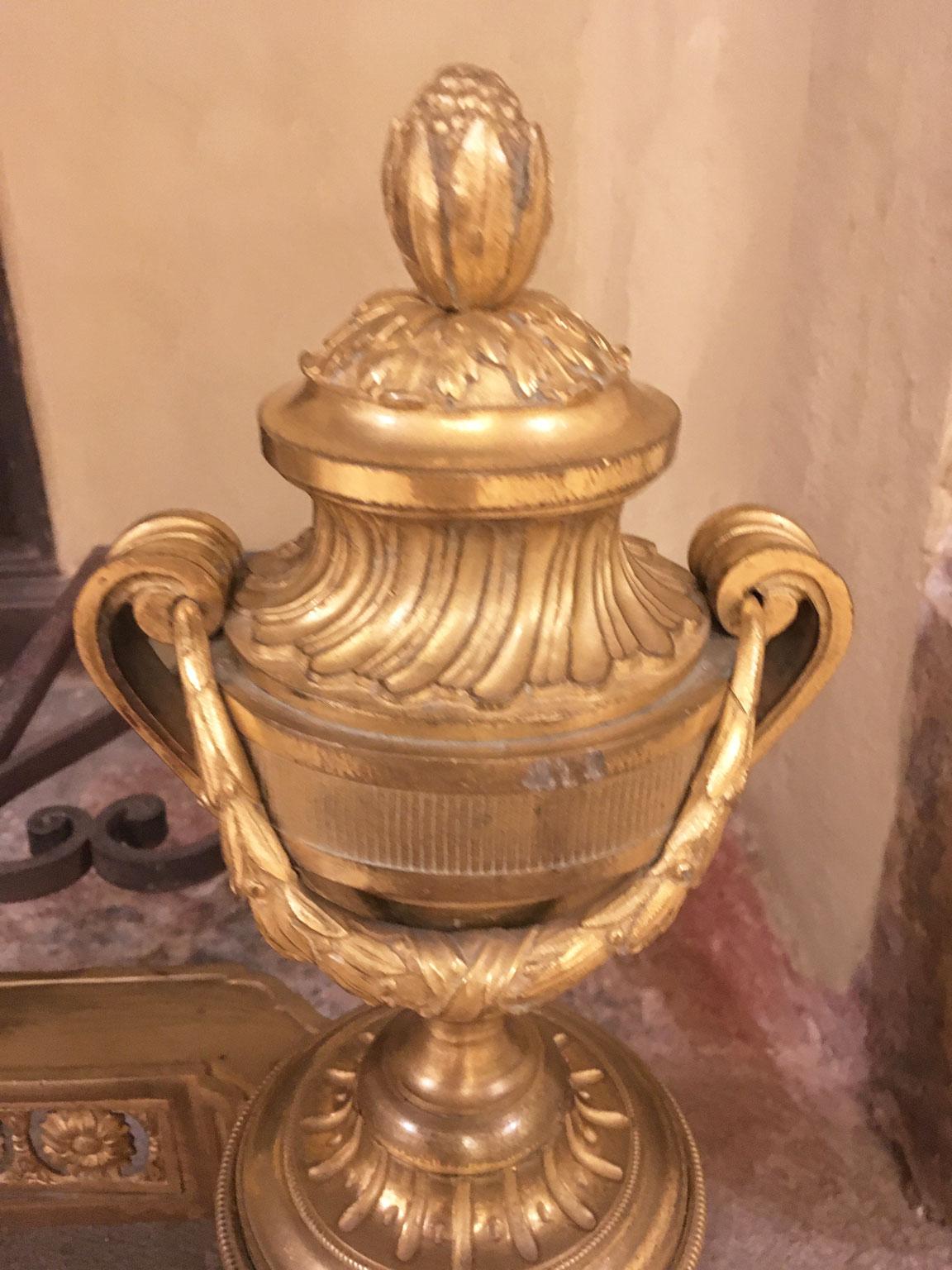 France, milieu du XVIIIe siècle Paire de chenets néoclassiques en bronze doré et en fer en vente 7