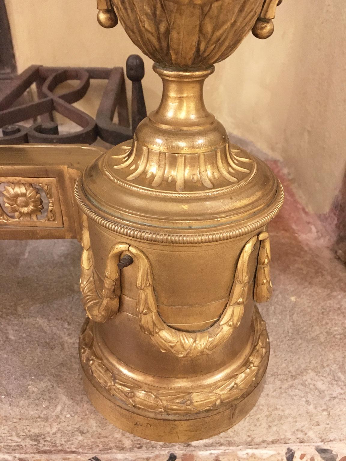 France, milieu du XVIIIe siècle Paire de chenets néoclassiques en bronze doré et en fer en vente 8