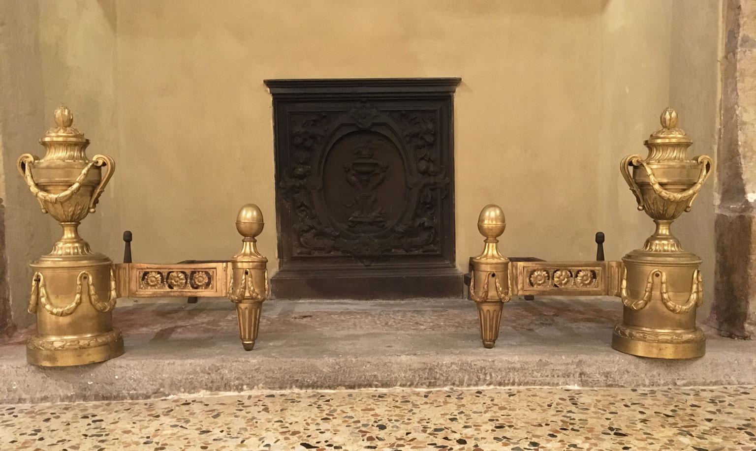Cette magnifique paire de chenets néoclassiques en bronze a été fabriquée en France au milieu du XVIIIe siècle par des maîtres artisans. La forme néoclassique raffinée dégage une élégance intemporelle et une présence imposante,  avec ses vases posés