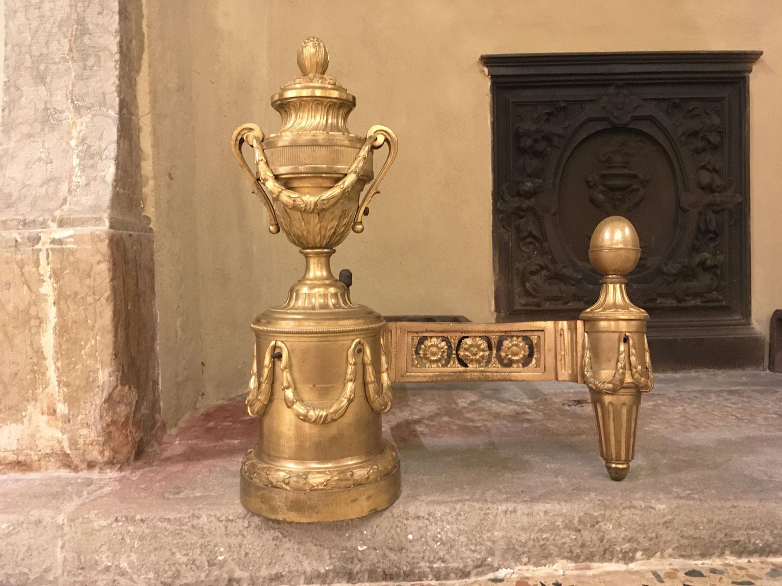 Louis XVI France, milieu du XVIIIe siècle Paire de chenets néoclassiques en bronze doré et en fer en vente
