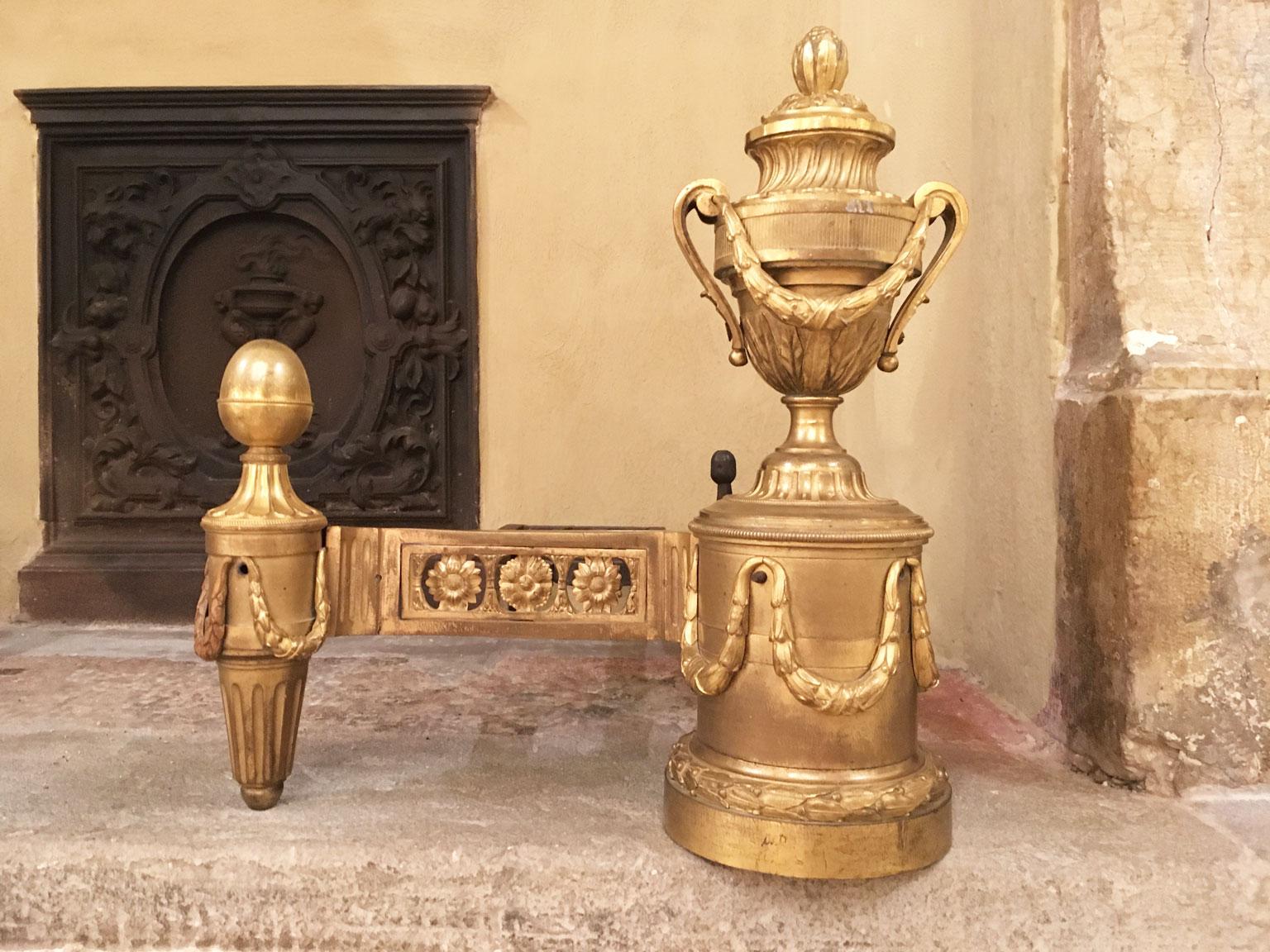 Français France, milieu du XVIIIe siècle Paire de chenets néoclassiques en bronze doré et en fer en vente