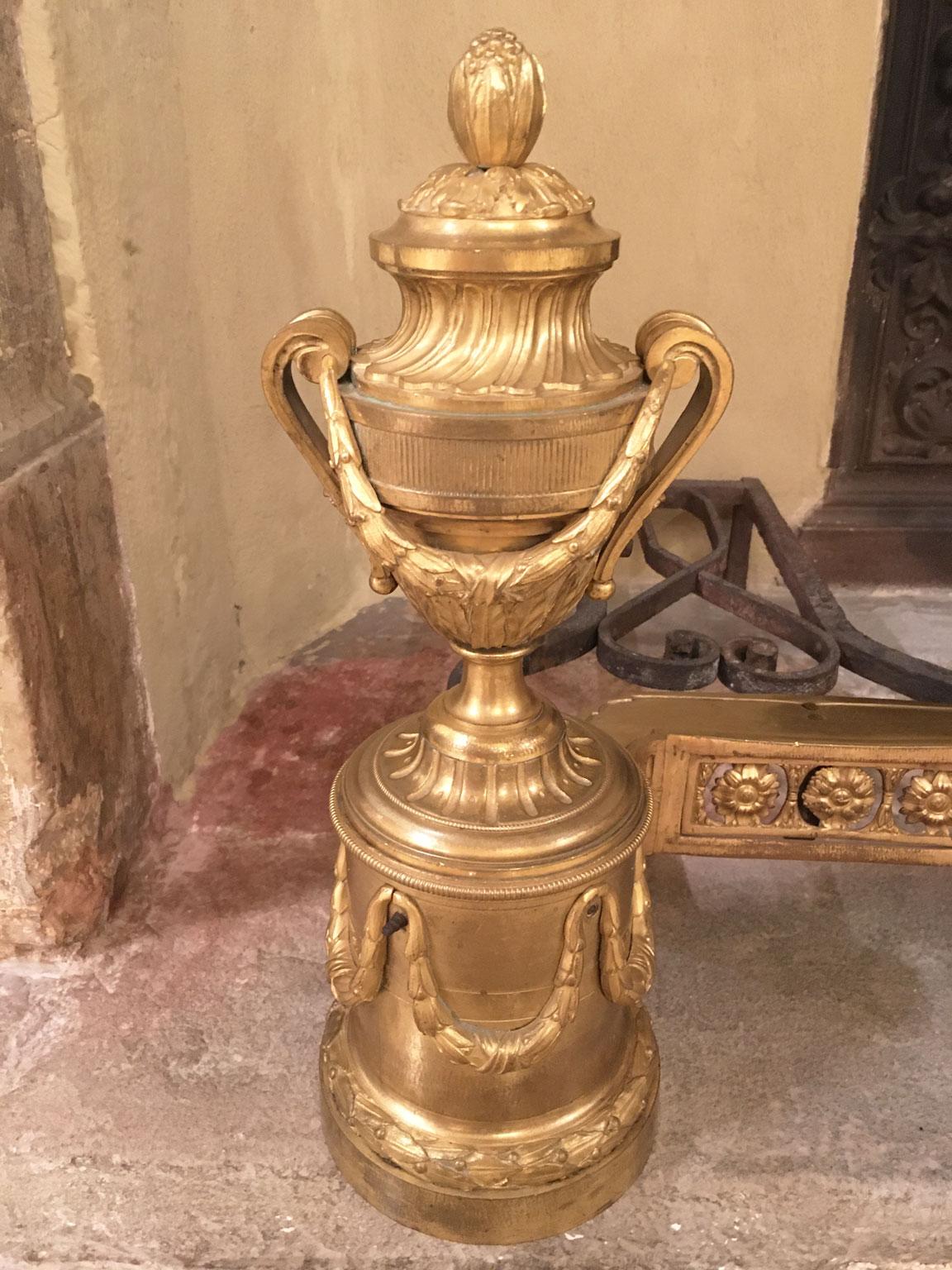 Fait main France, milieu du XVIIIe siècle Paire de chenets néoclassiques en bronze doré et en fer en vente