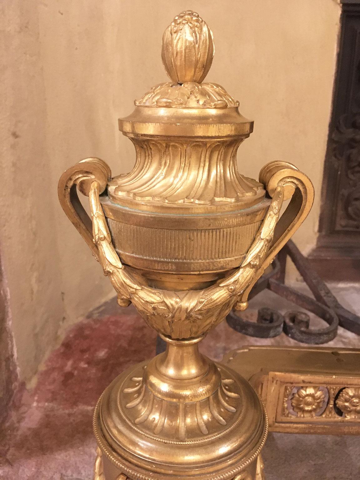 France, milieu du XVIIIe siècle Paire de chenets néoclassiques en bronze doré et en fer Bon état - En vente à Brescia, IT
