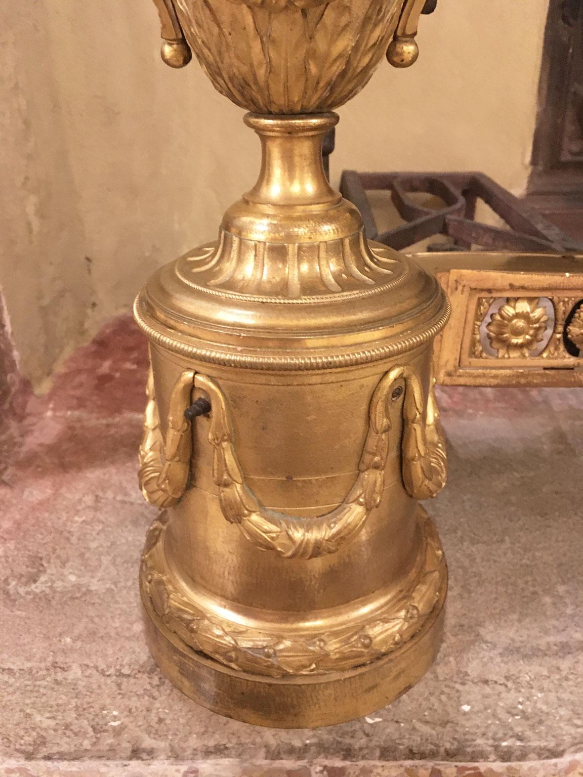 Bronze France, milieu du XVIIIe siècle Paire de chenets néoclassiques en bronze doré et en fer en vente