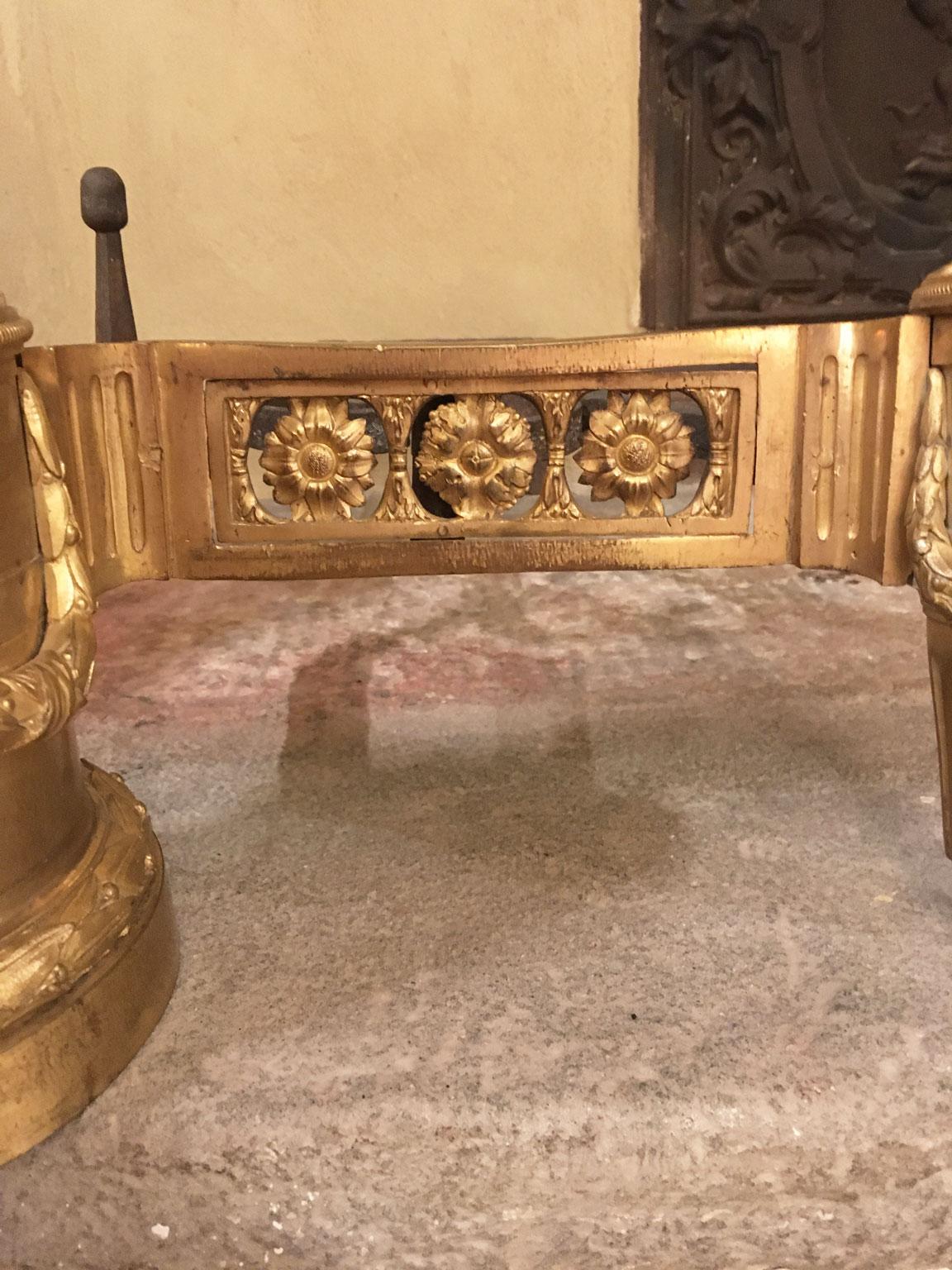 France, milieu du XVIIIe siècle Paire de chenets néoclassiques en bronze doré et en fer en vente 1