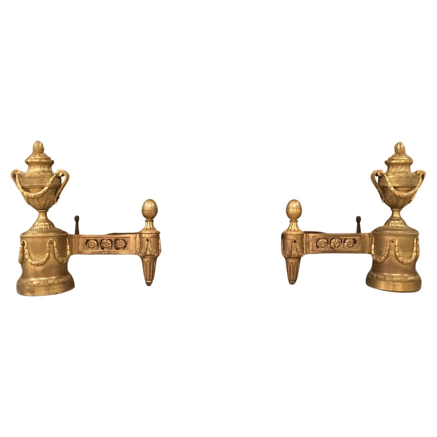 France, milieu du XVIIIe siècle Paire de chenets néoclassiques en bronze doré et en fer en vente