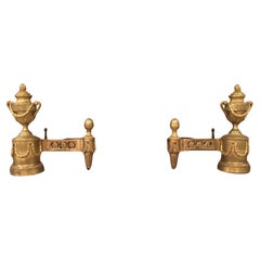 France, milieu du XVIIIe siècle Paire de chenets néoclassiques en bronze doré et en fer