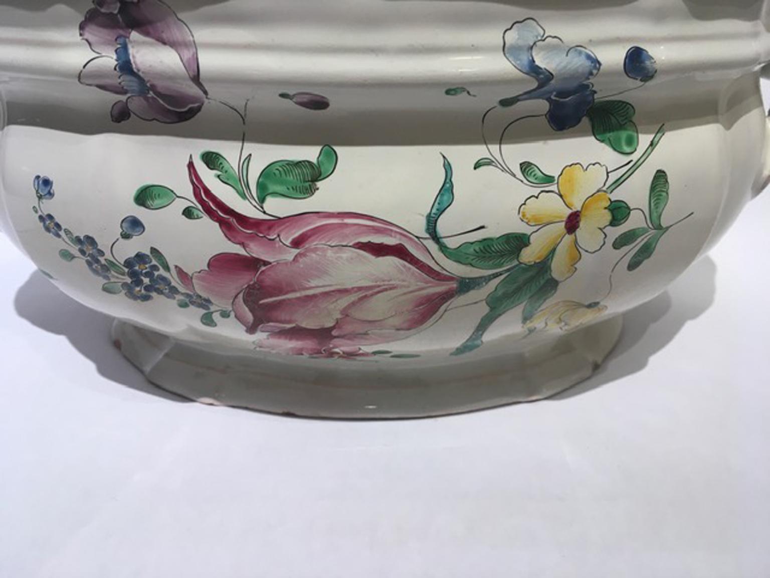 This is an antique porcelain piece made in Strasburgo, France in the mid-18th century.
The beauty of the drawings let understand the high level of the French manufacture.
It was lost an edge piece of the lid, but the beauty it wasn't