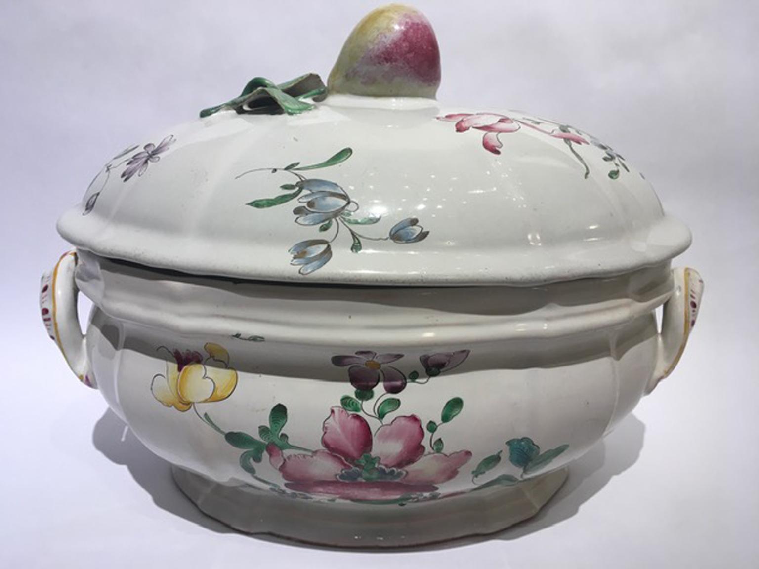 Frankreich Mitte des 18. Jahrhunderts Porzellan Suppenschüssel Blumen und Früchte Zeichnungen im Angebot 14