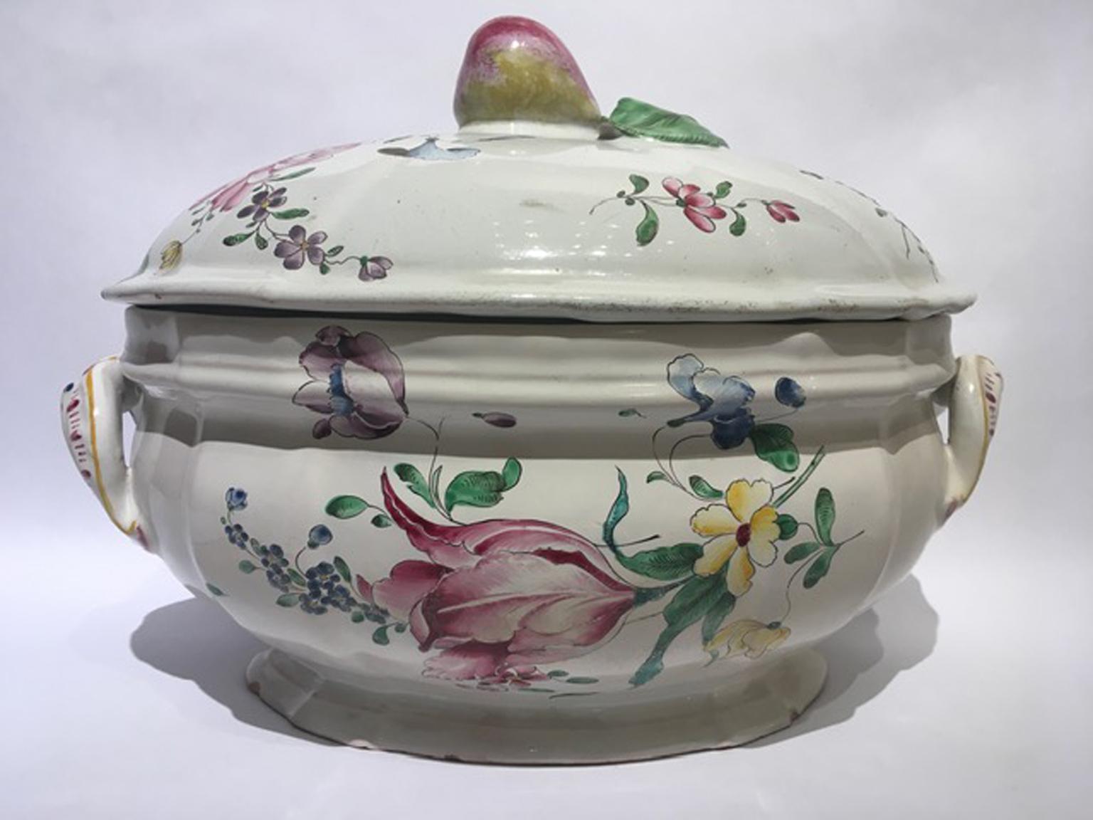 Frankreich Mitte des 18. Jahrhunderts Porzellan Suppenschüssel Blumen und Früchte Zeichnungen (Barock) im Angebot