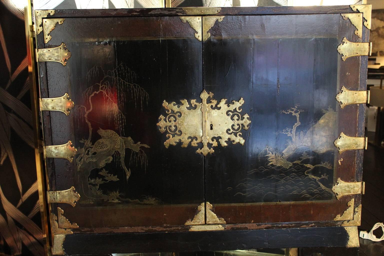 Elégante petite armoire de chinoiserie du début du 20ème siècle, complètement originale, finement travaillée et peinte à la main, intérieur en soie d'origine, restauration conservatrice exécutée afin de maintenir l'esprit.