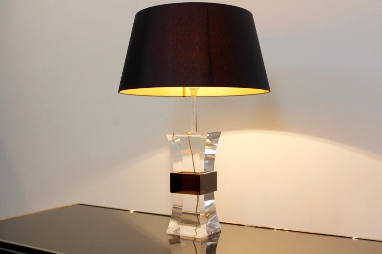 Zweifarbige Mid-Century-Modern-Tischlampe aus Lucite, Frankreich, 1970er Jahre im Angebot 4