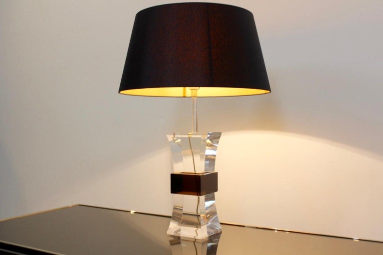 France Mid-Century Modern Two-Color Lucite Table Lamp, 1970s For Sale 5