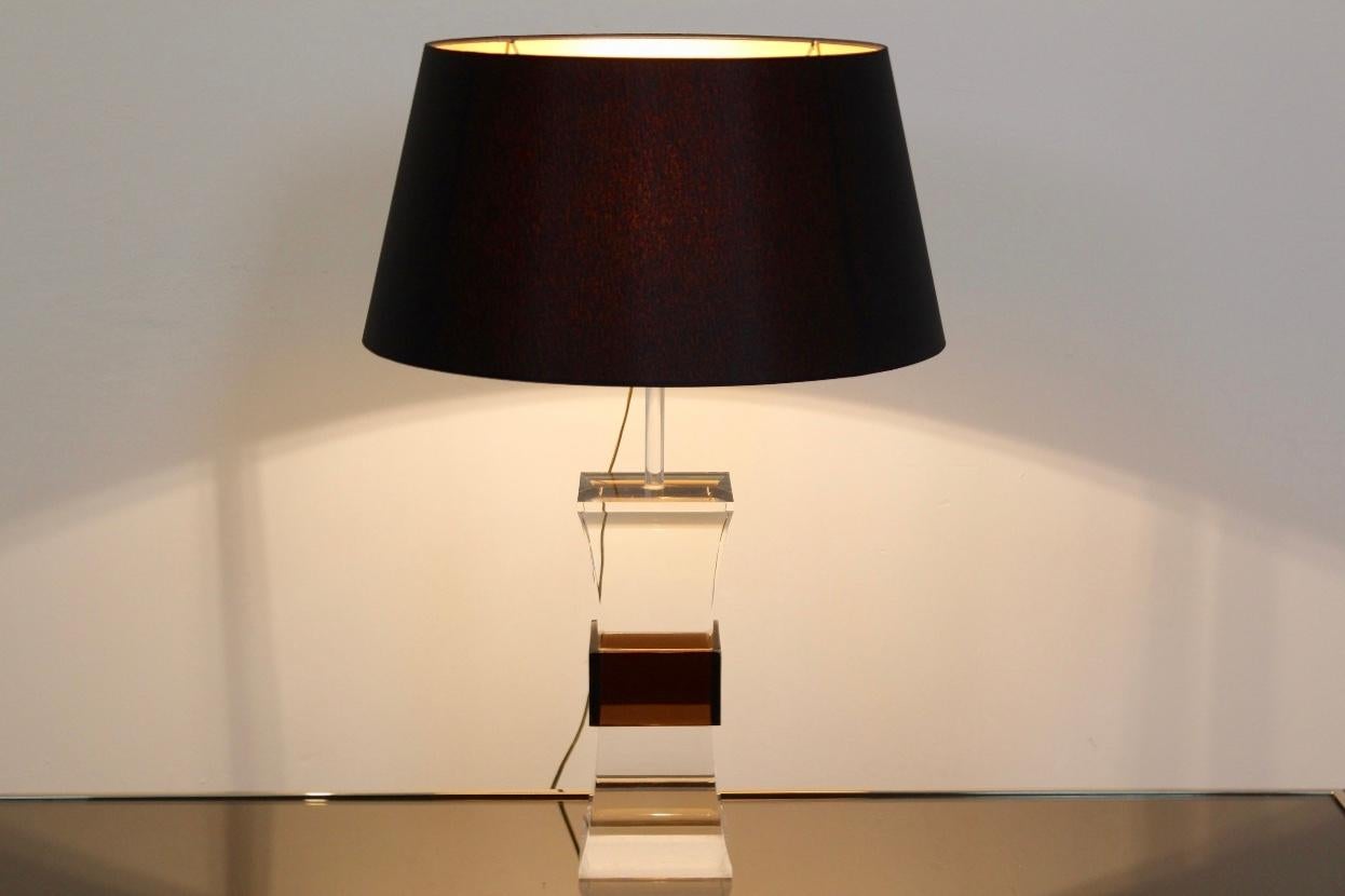 French France Mid-Century Modern Two-Color Lucite Table Lamp, 1970s For Sale