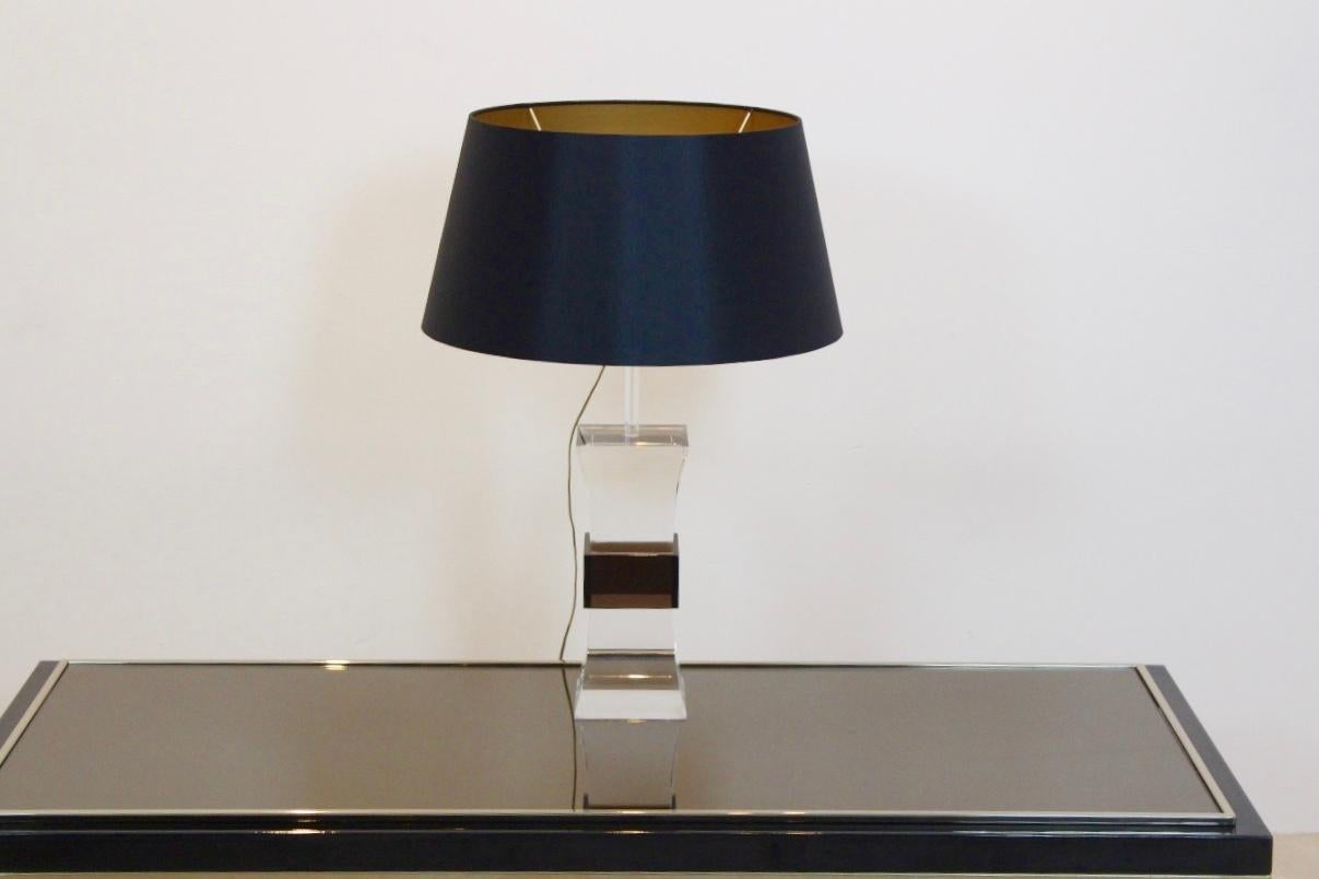 France Mid-Century Modern Two-Color Lucite Table Lamp, 1970s In Good Condition For Sale In Voorburg, NL