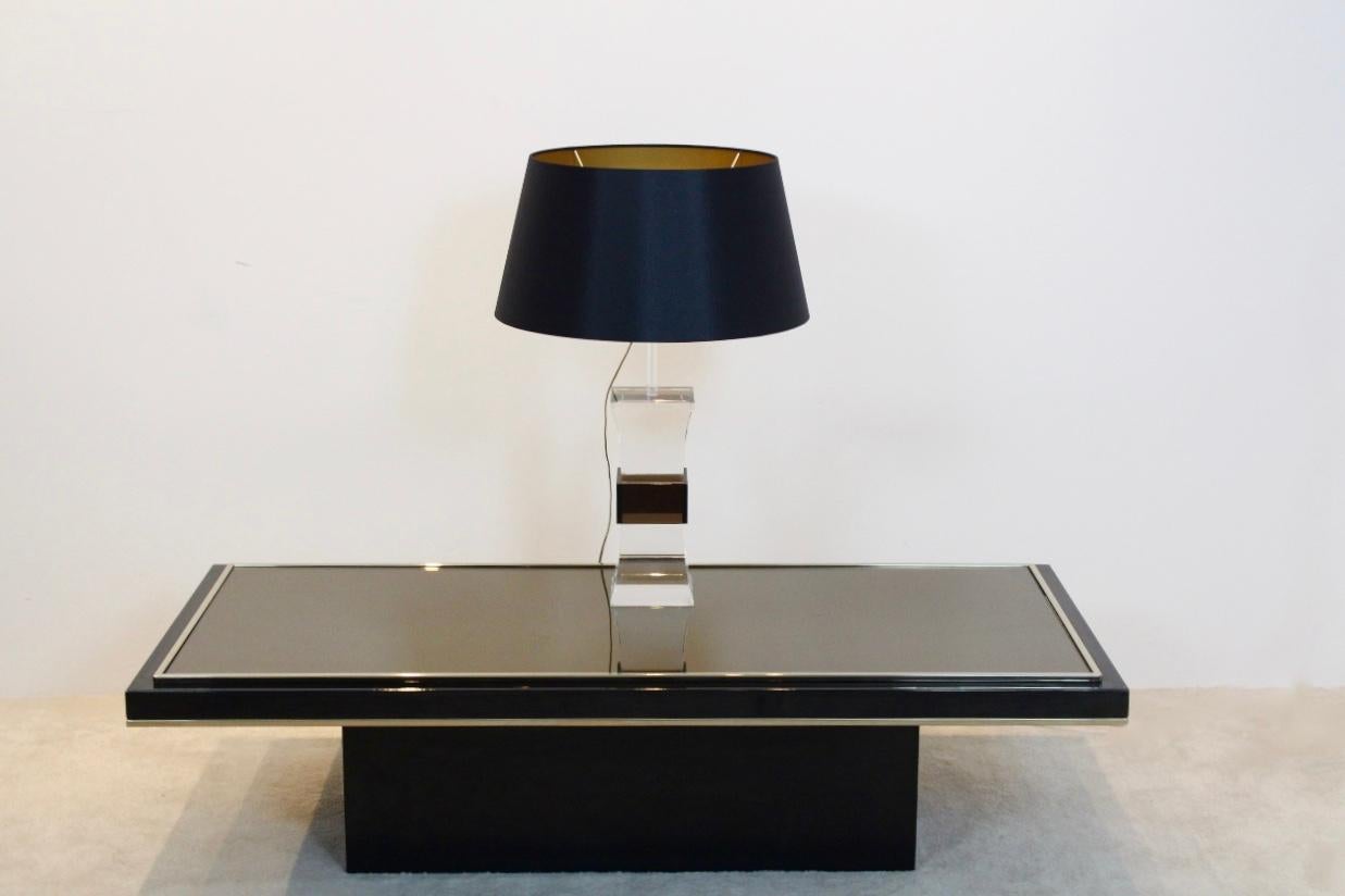 20ième siècle Lampe de table française en lucite bicolore, moderne du milieu du siècle dernier, 1970 en vente