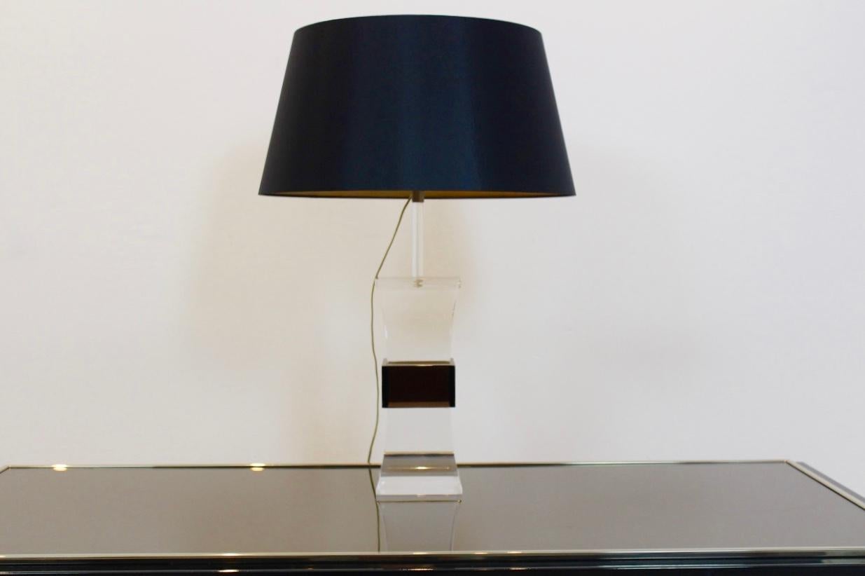 Lucite Lampe de table française en lucite bicolore, moderne du milieu du siècle dernier, 1970 en vente