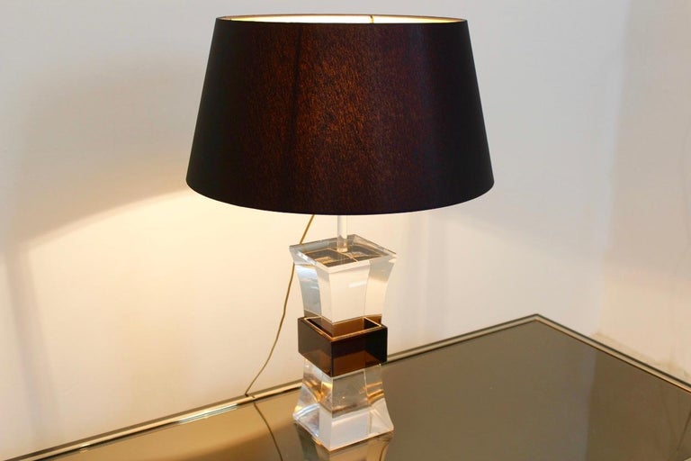 France Mid-Century Modern Two-Color Lucite Table Lamp, 1970s For Sale 3