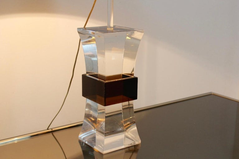 France Mid-Century Modern Two-Color Lucite Table Lamp, 1970s For Sale 4