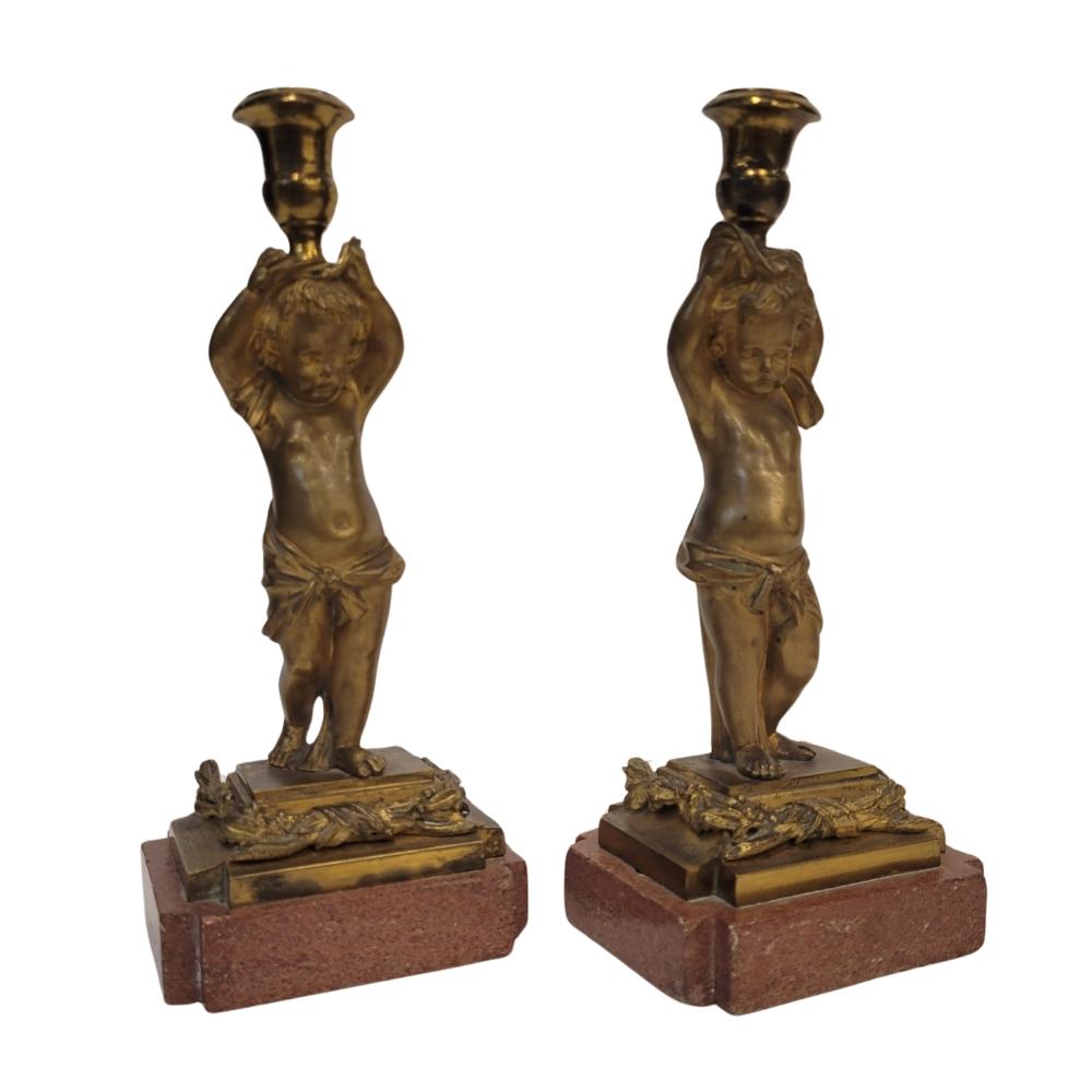 Wunderschönes und zierliches Paar französischer Leuchter oder Kerzenhalter in Puttenform von Napoleon III. aus Ormolu und Marmor. Diese Figuren aus quecksilbervergoldeter Bronze stellen zwei anmutige Putten dar, die auf einem Marmorsockel ruhen und