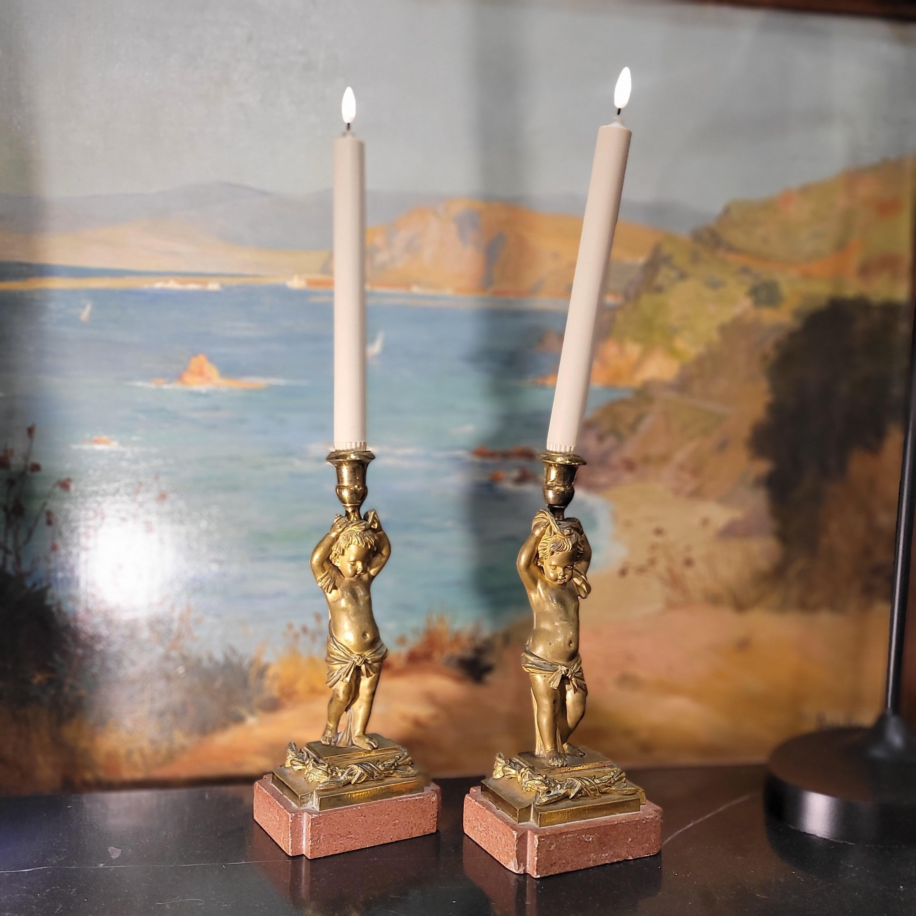Paar Kerzenständer / Lampen, Putten, Goldbronze und Marmor, Frankreich Napoleon III., Frankreich im Zustand „Gut“ im Angebot in Valladolid, ES